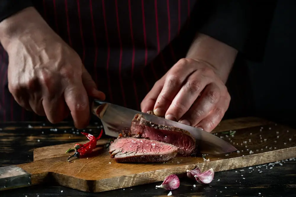 cutting flank steak