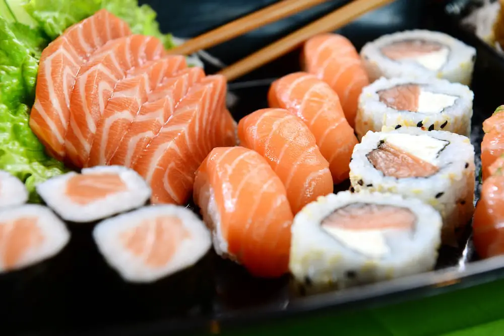 what is the difference between sushi and sashimi