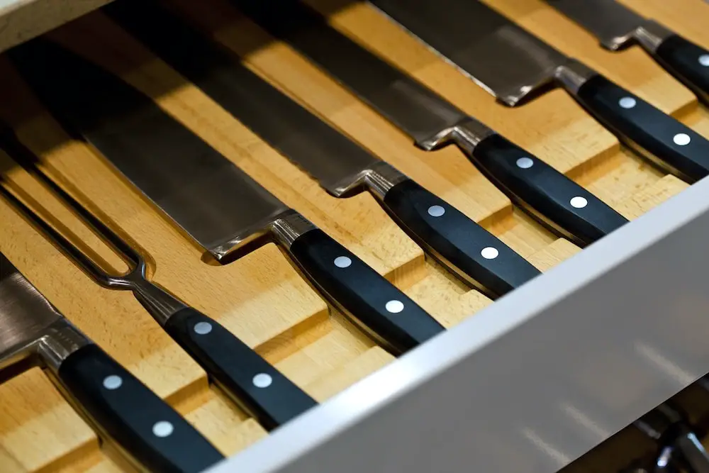 best way to store kitchen knives